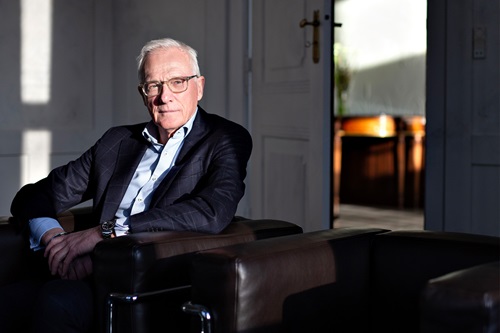 Jens Bjerg Sørensen sidder i en stol med solen skinnende i ansigtet