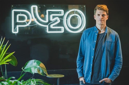 Nomineret til Årets Leder 2022, Jeppe Rindom foran PLEO skilt