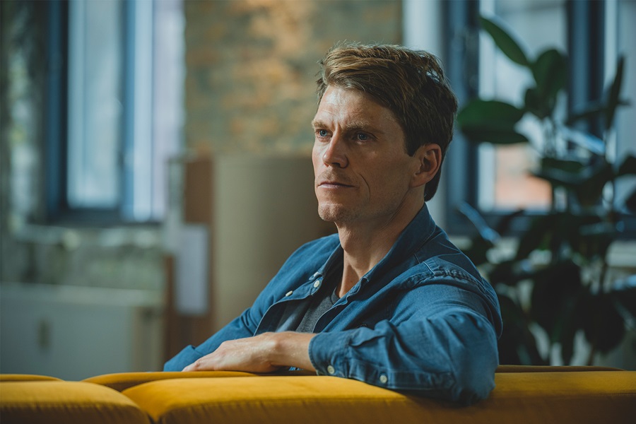 Nomineret til Årets Leder 2022, Jeppe Rindom sidder i en sofa