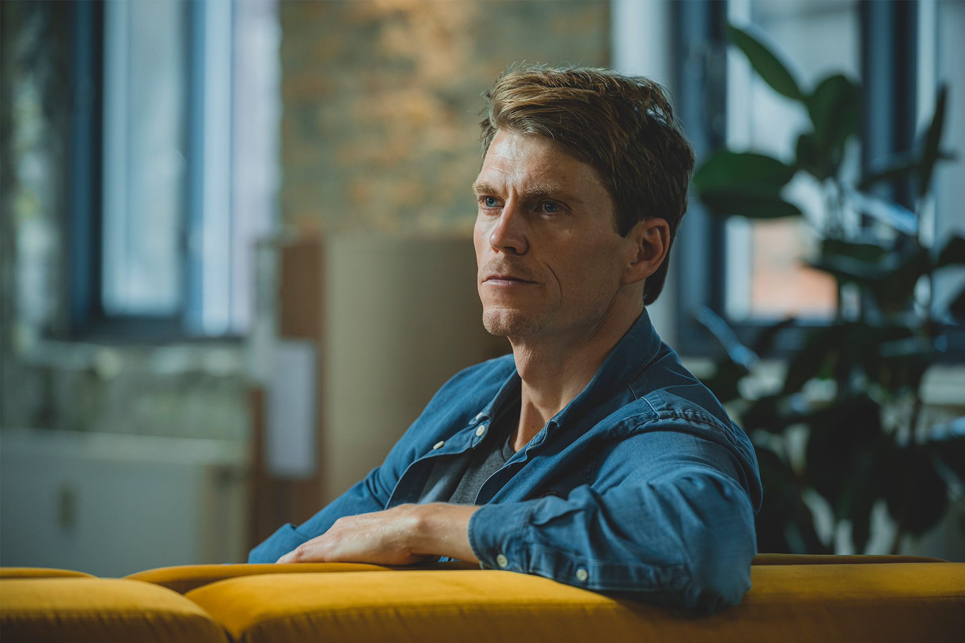 Nomineret til Årets Leder 2022, Jeppe Rindom sidder i en sofa