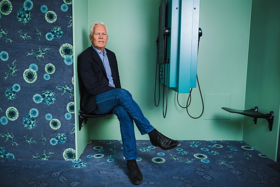 Jesper Fisker sidder på en sofa