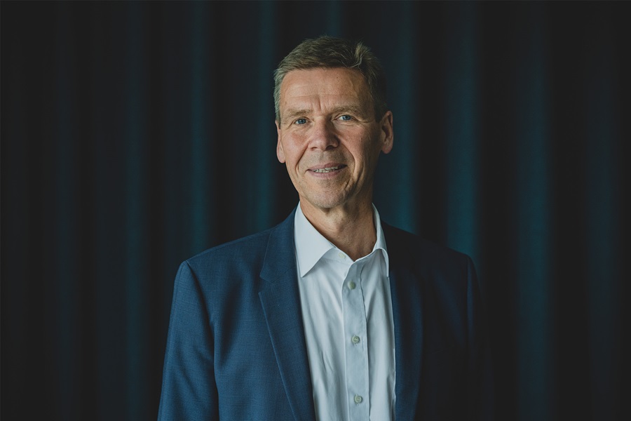 Nomineret til Årets Leder 2022, Jesper Hjulmand står foran gardin