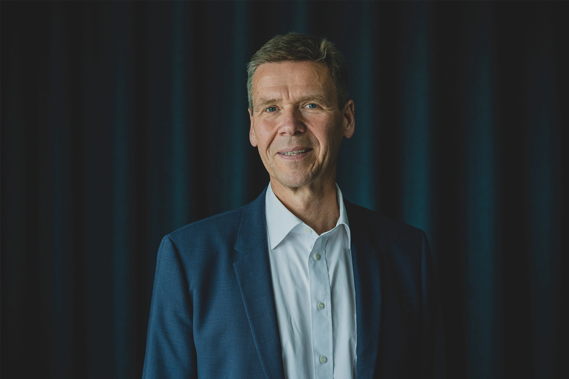Nomineret til Årets Leder 2022, Jesper Hjulmand står foran gardin
