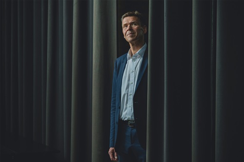 Nomineret til Årets Leder 2022, Jesper Hjulmand står halvt bag et gardin