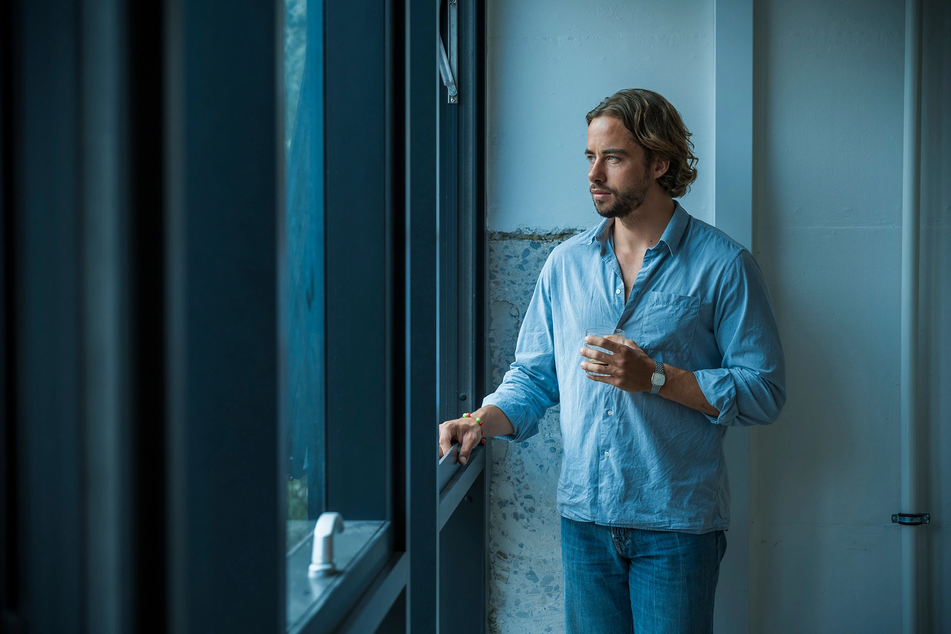 Jesper Thiel Thomsen står og spejder ud af et vindue