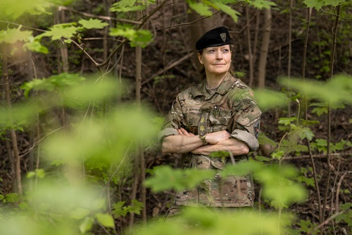 Jette Albinus står i sin uniform ude i skoven