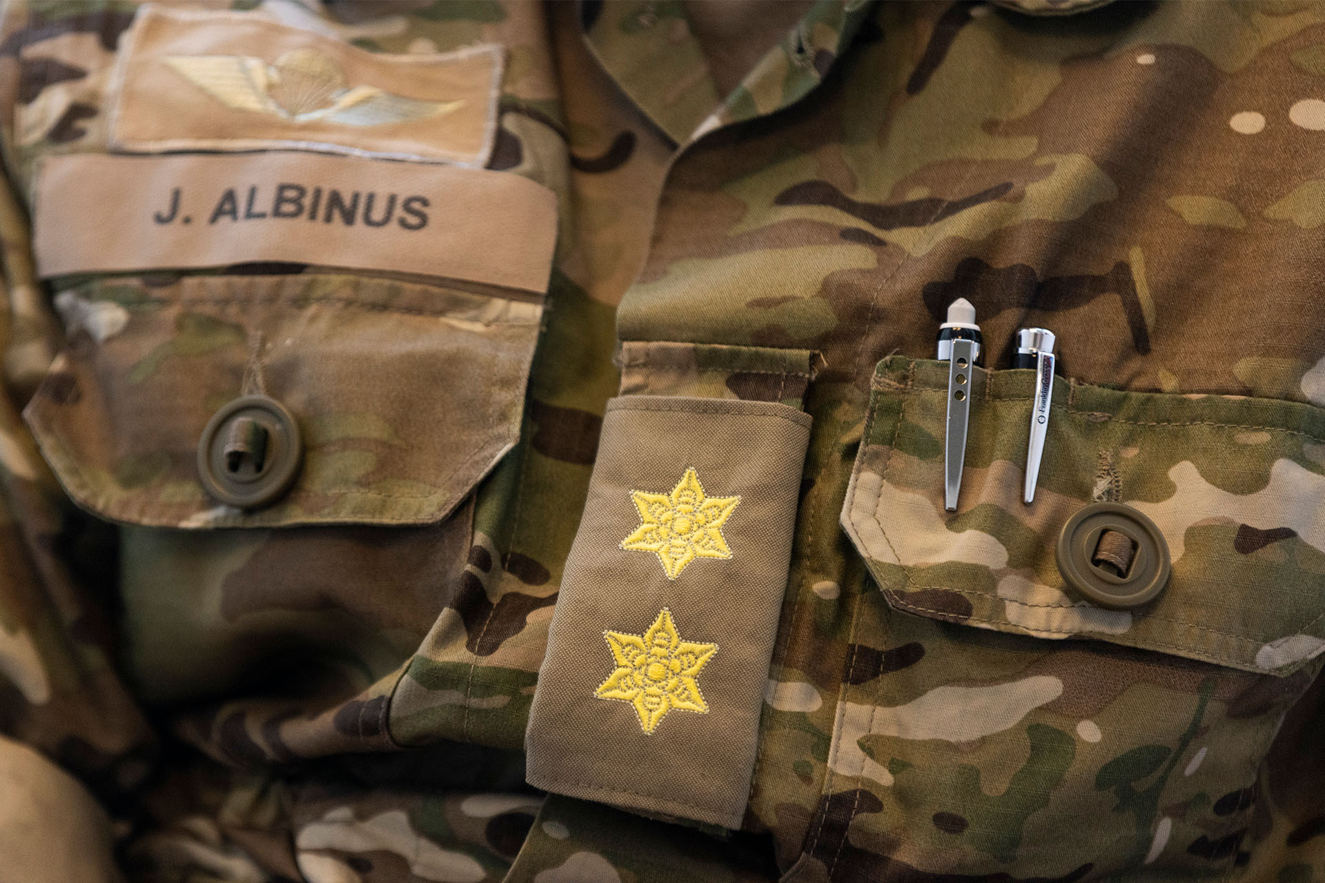 De to stjerner på Jettes uniform