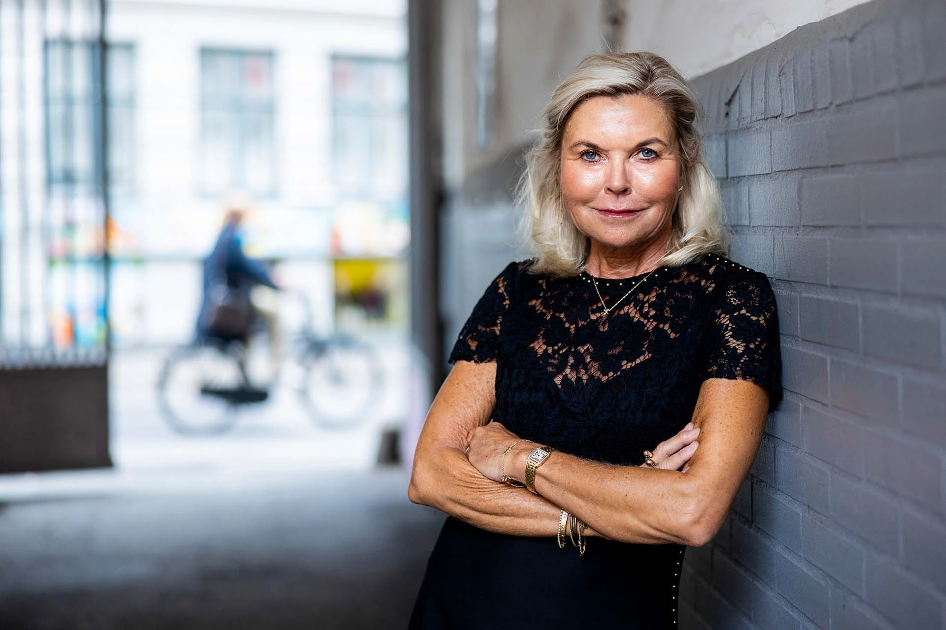 Jette Nygaard-Andersen læner sig op af port udenfor