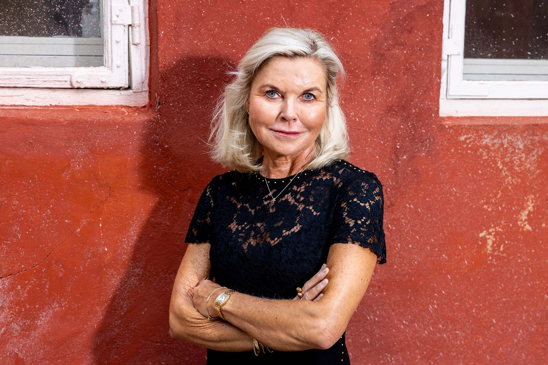 Jette Nygaard-Andersen læner sig op af rød bygning