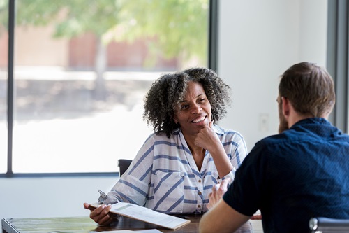 En kvinde interviewer en mand til en jobsamtale