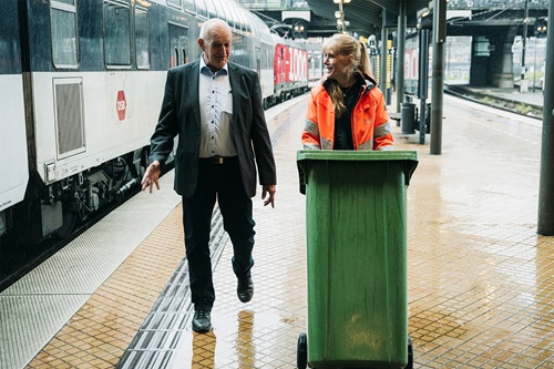 Jørgen Dyrendal Rasmussen med DSB medarbejder