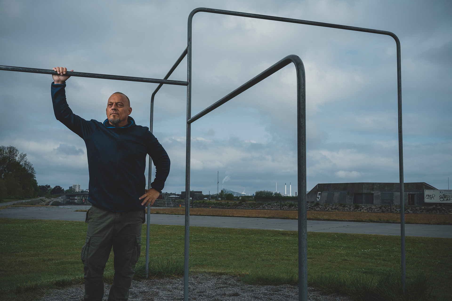 Jørn Aarup står ved legestativ