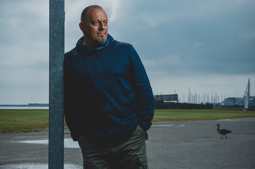 Jørn Aarup læner sig op af pæl