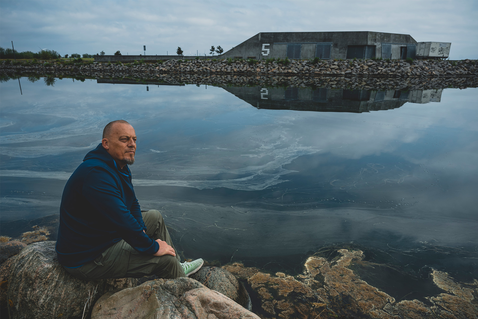 Jørn Aarup sidder ved Amager strand