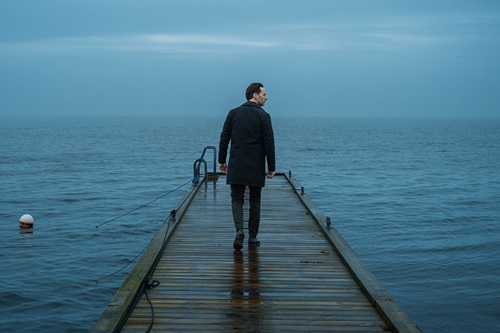 Johan Kirstein Brammer går ud på en bro