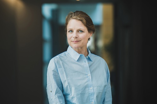 Johanne Schmidt-Nielsen står foran en væg på et kontor