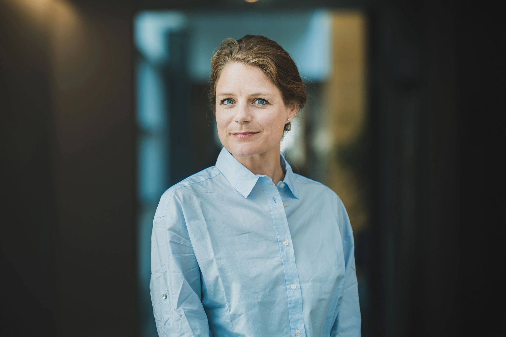 Johanne Schmidt-Nielsen står foran en væg på et kontor