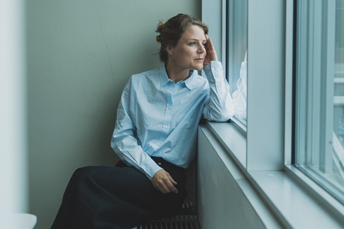 Johanne Schmidt-Nielsen sidder i en vindueskarm