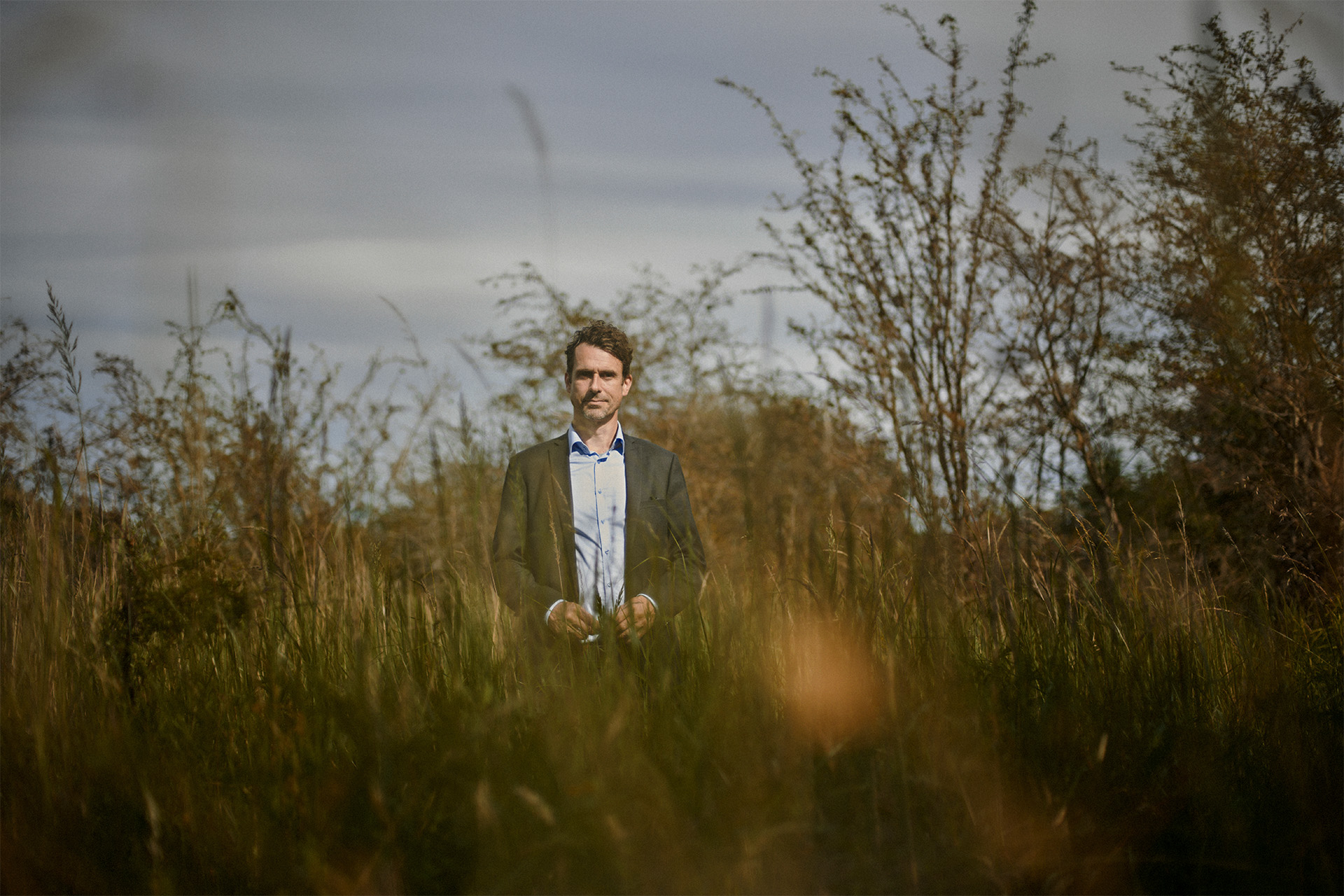 Jonas Engberg i en skov