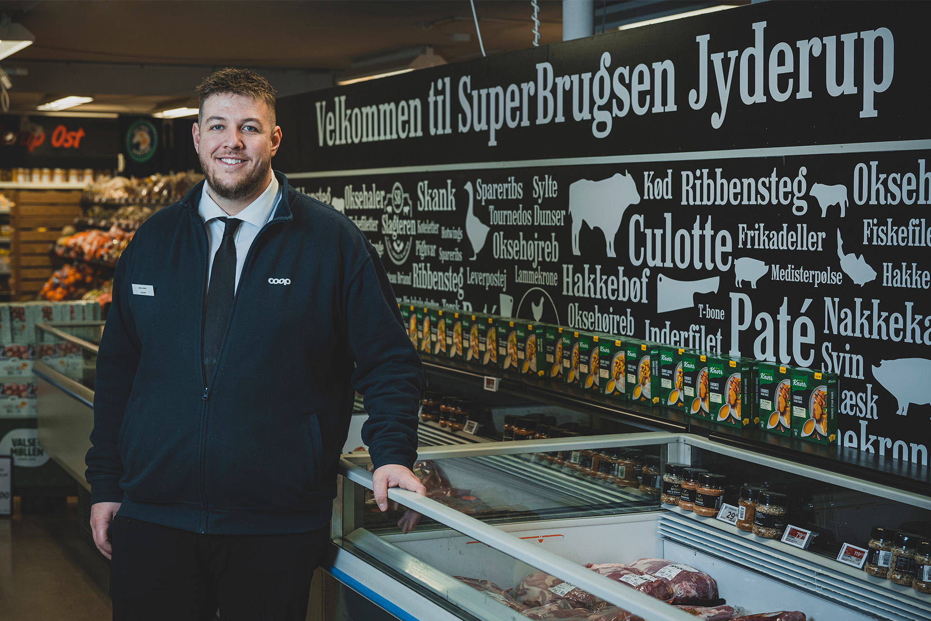 Portrætbillede af Jonas Schmidt i SuperBrugsen