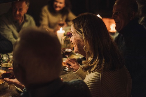 Kvinde drikker vin til julefrokost