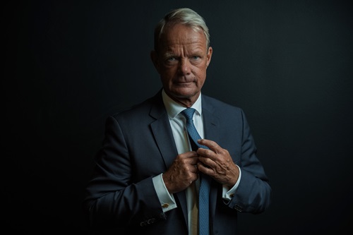 Kåre Schultz fikser sit slips