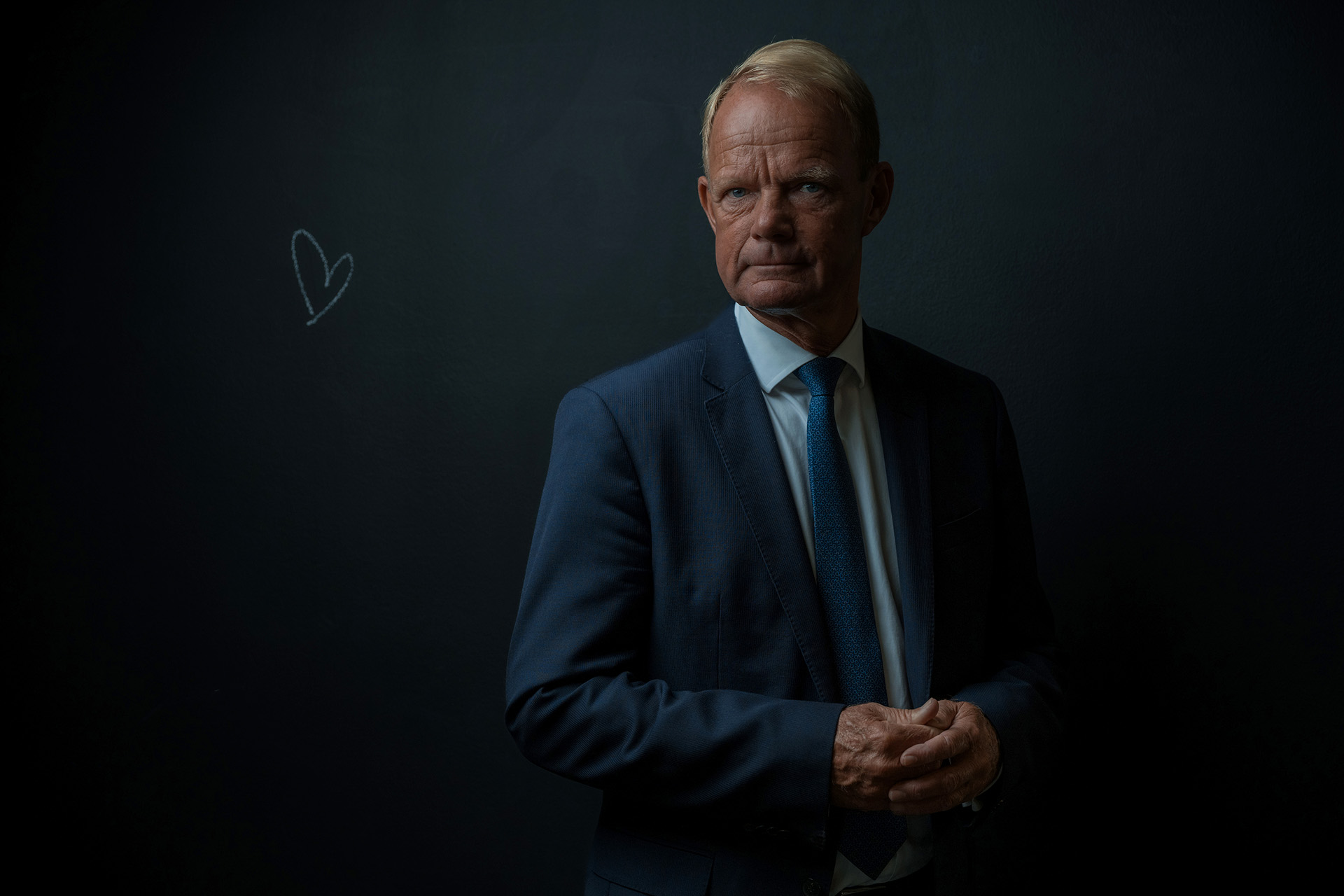 Kåre Schultz kigger ind i kameraet og holder sig på maven