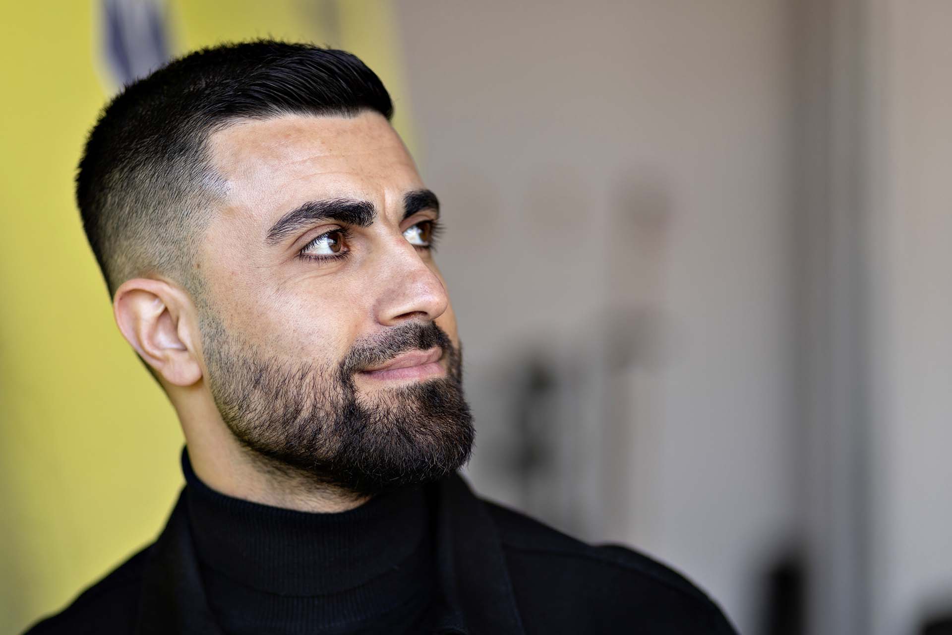 Karvan Shojaeipoor står foran en ambulance