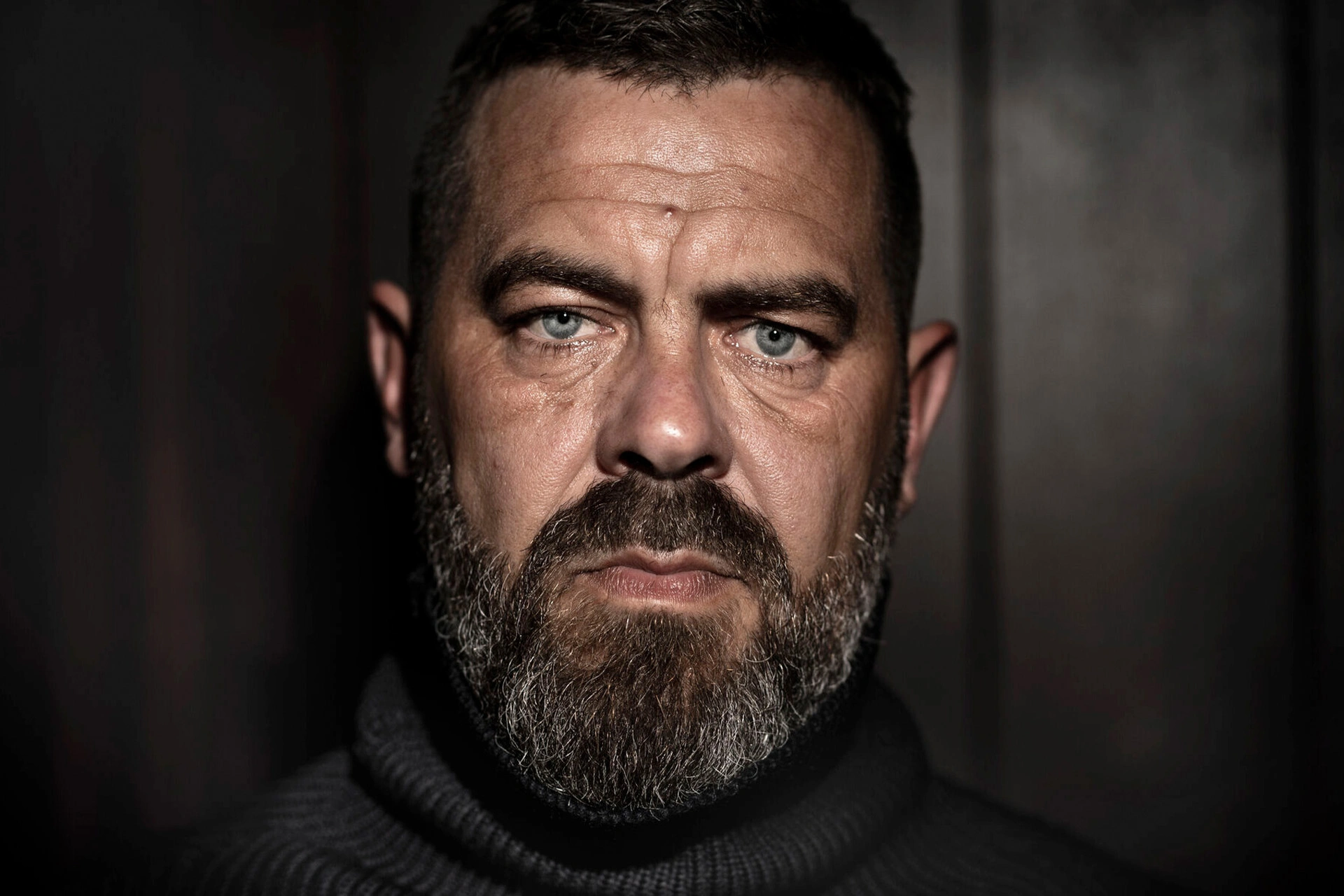 Kaspar Colling-Nielsen står foran en mørk væg
