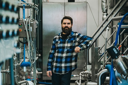 Kasper Gerdes står på mikrobryggeriet Flying Couch