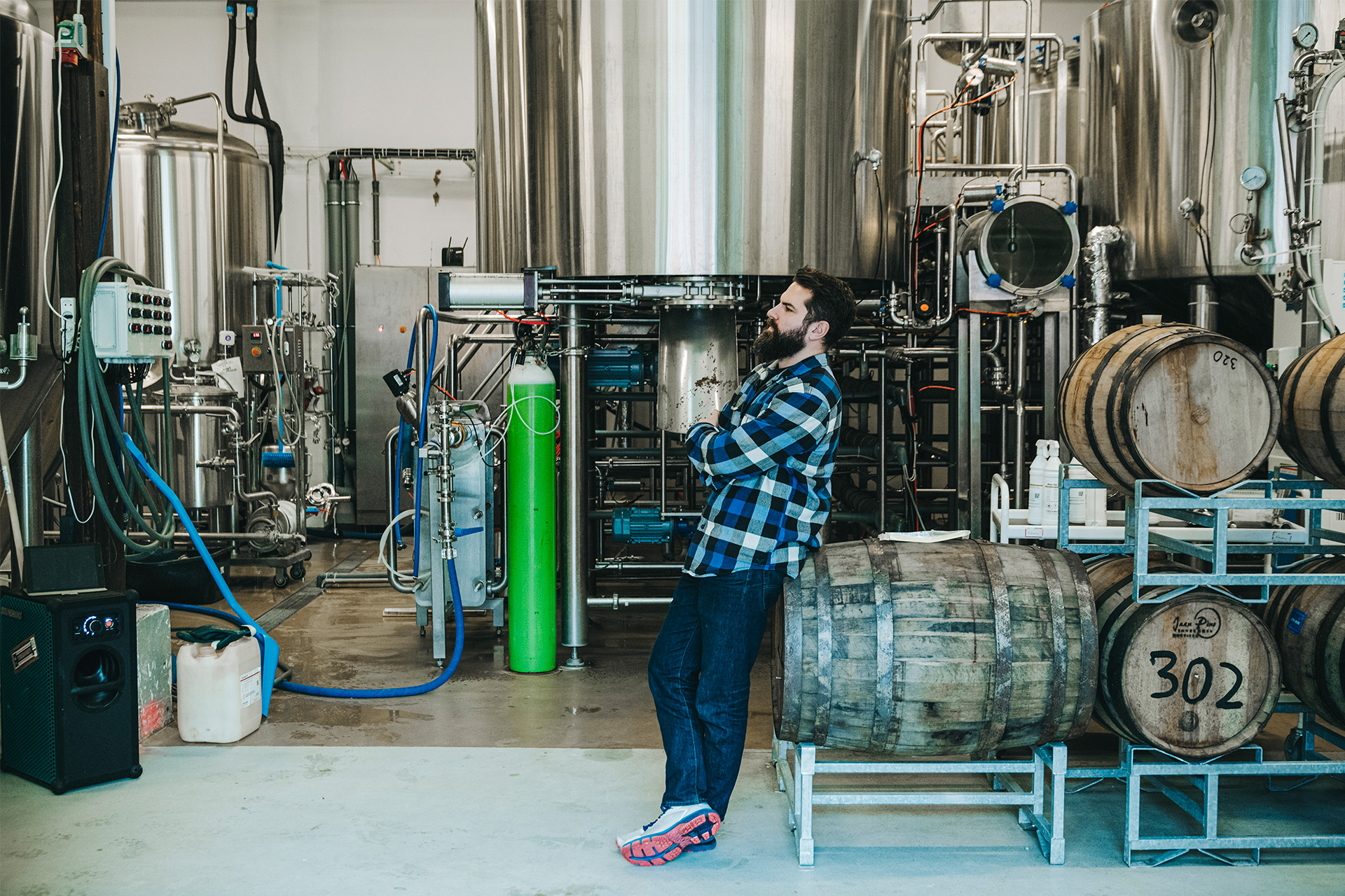 Kasper Gerdes står blandt øltønder på mikrobryggeriet Flying Couch