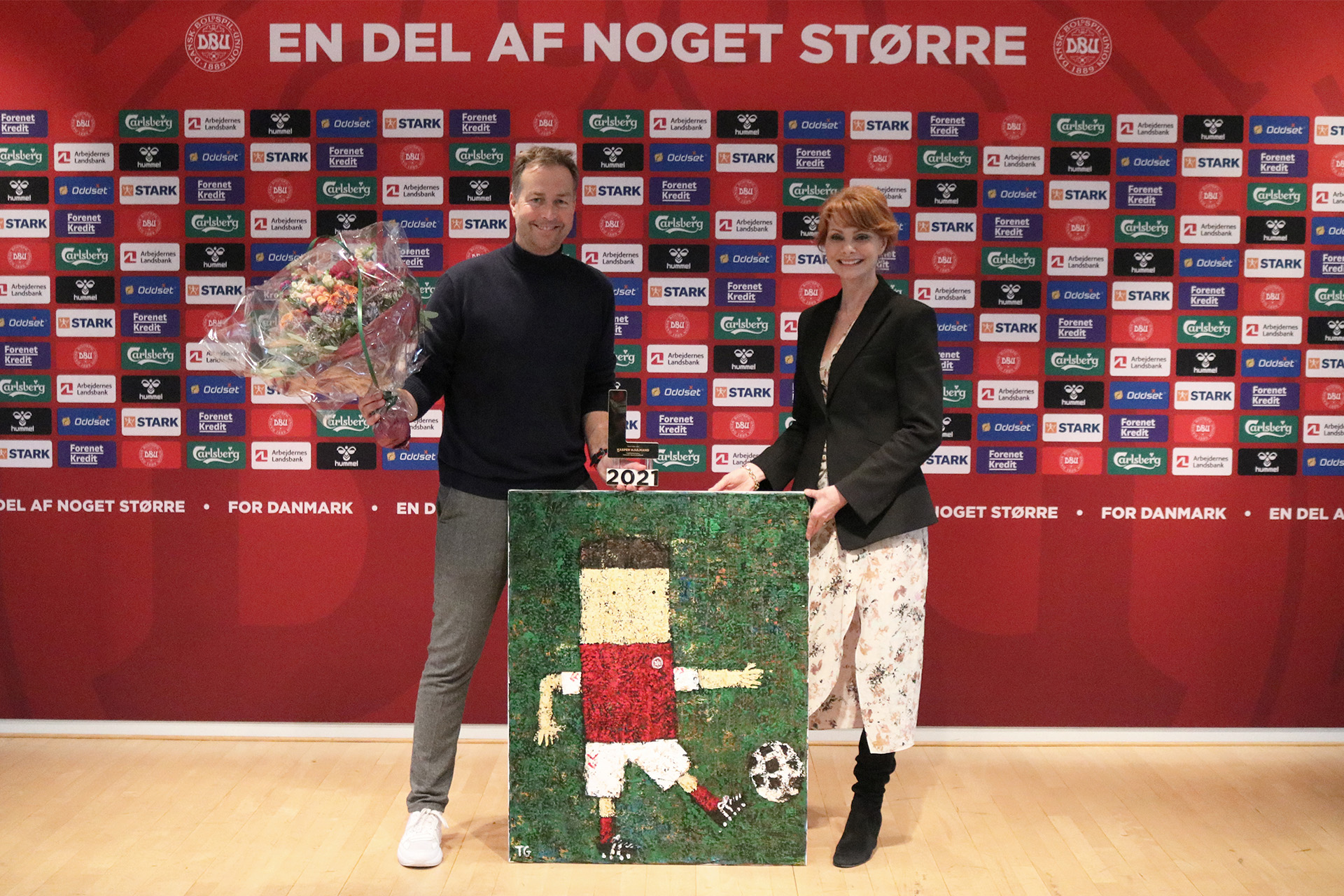 Ledernes administrerende direktør Bodil Nordestgaard Ismiris overrækker prisen Årets Leder 2021 til Kasper Hjulmand.