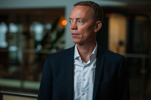 Kasper Nilaus kigger til siden