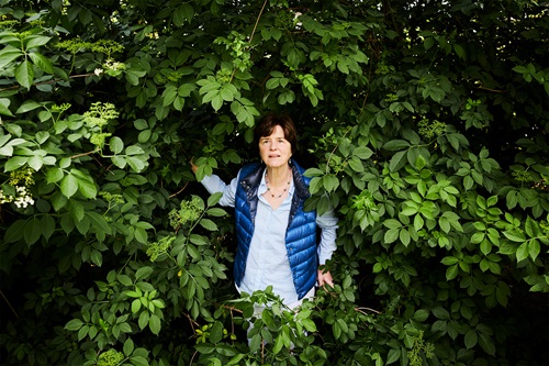 Katherine Richardson står foran en busk