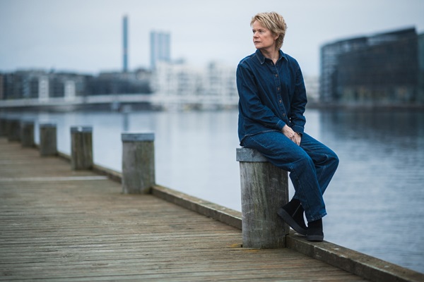 Katja Moesgaard sidder ved havnen