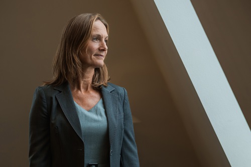 Katrine Winding kigger ud af vinduet