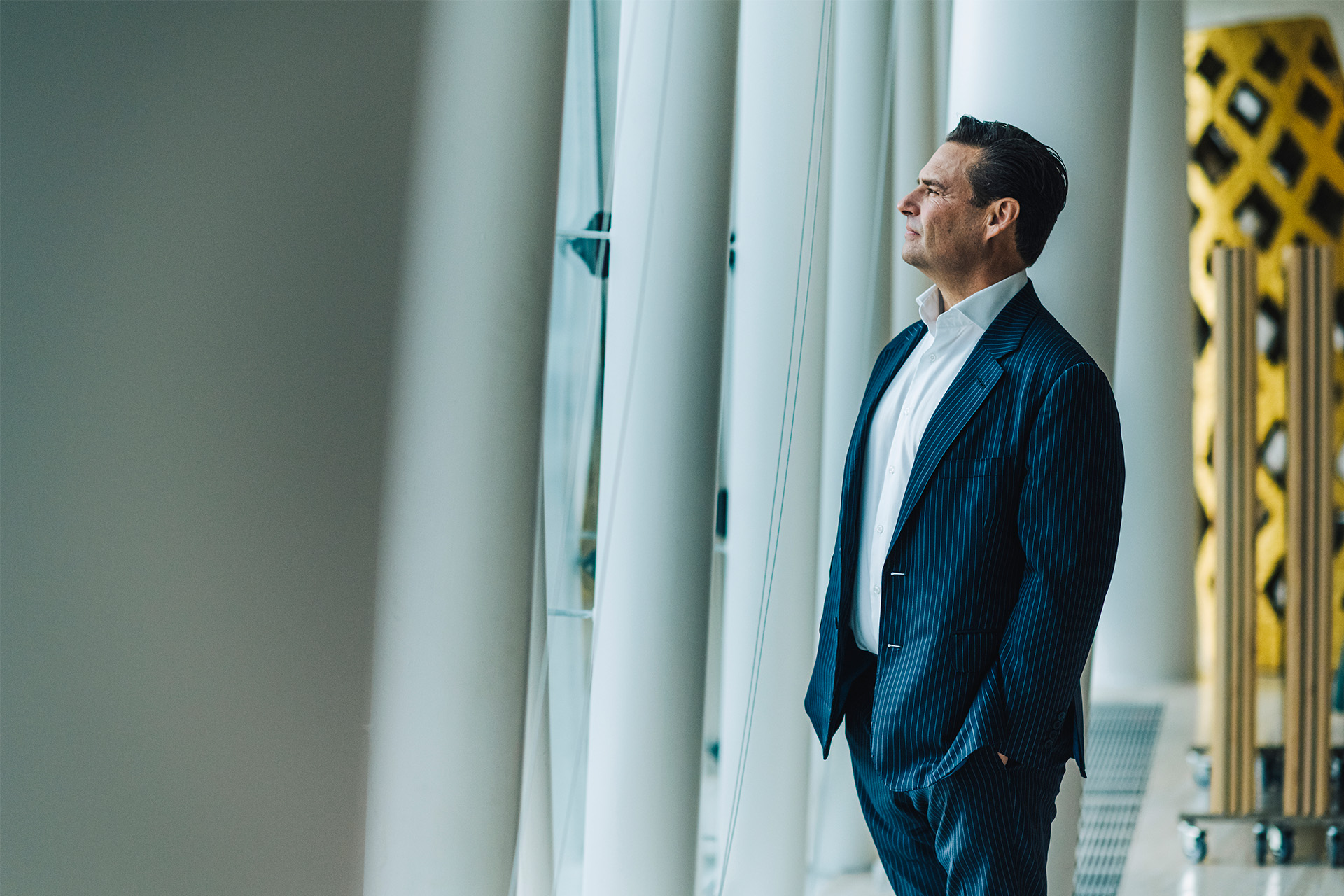 Kim Fournais står på kontoret og spejder ud af et vindue