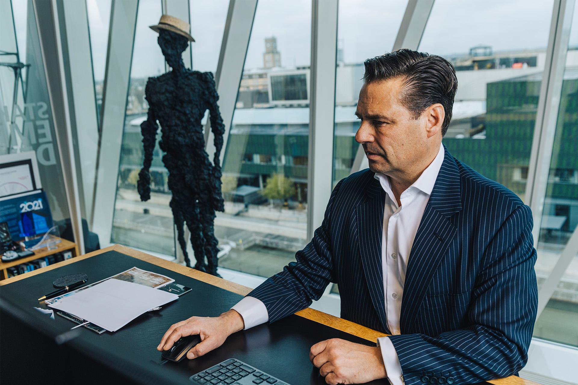 Kim Fournais sidder på sit kontor og arbejder ved sin computer