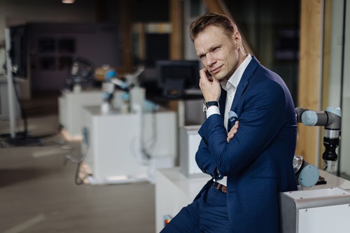 Kim Povlsen sidder for enden af et bord