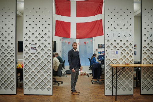 Kristian Bech Josefsen står på TV2s kontor under et dannebrogsflag