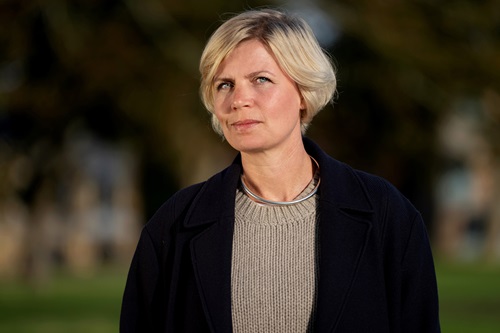 Lærke Kløvedal står foran nogle træer