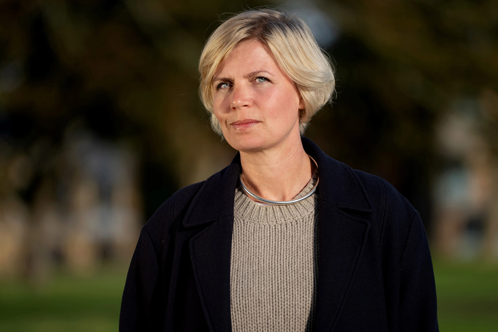 Lærke Kløvedal står foran nogle træer