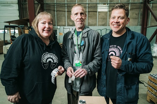 Tina Emtkjær (til venstre) og Jimmi Holtze Steen (i midten) arbejder for Lars Carlsen (til højre) i  hans bryggeri "People Like Us". Her har de fået en dagligdag på arbejdsmarkedet igen. 