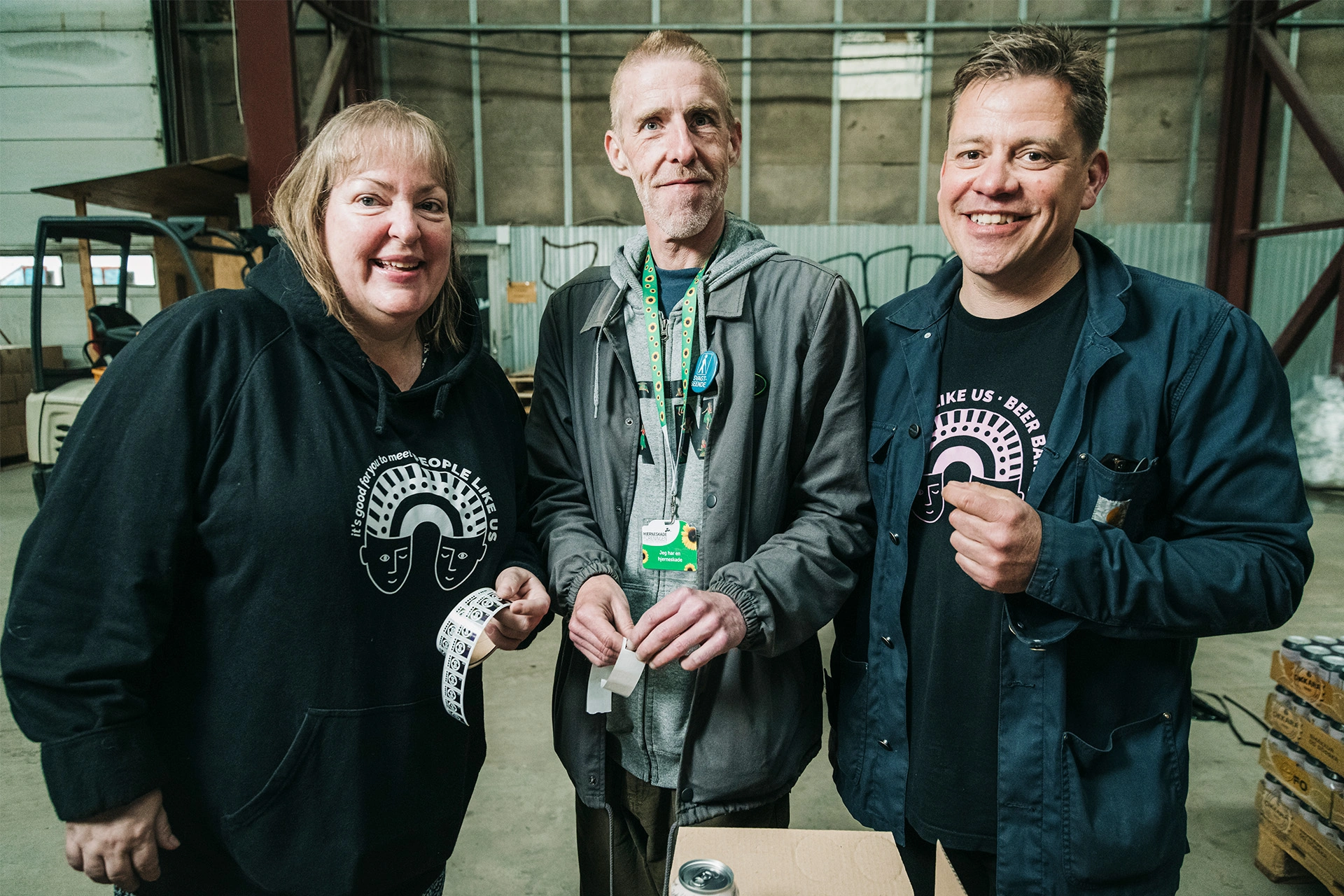 Tina Emtkjær (til venstre) og Jimmi Holtze Steen (i midten) arbejder for Lars Carlsen (til højre) i  hans bryggeri "People Like Us". Her har de fået en dagligdag på arbejdsmarkedet igen. 