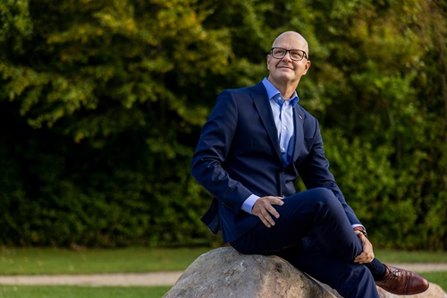 Lars Petersson sidder på en sten