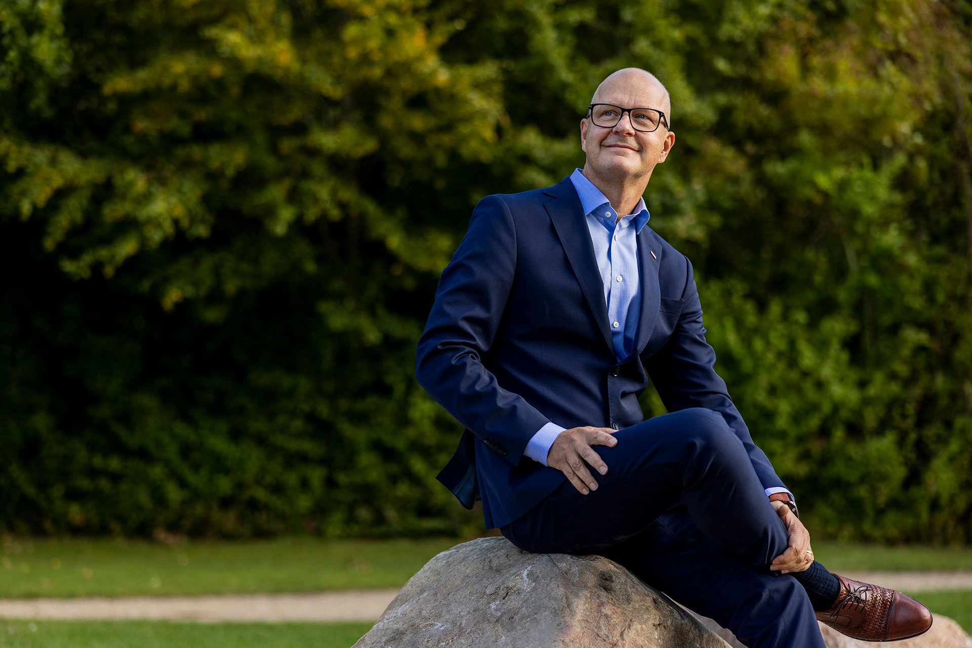 Lars Petersson sidder på en sten
