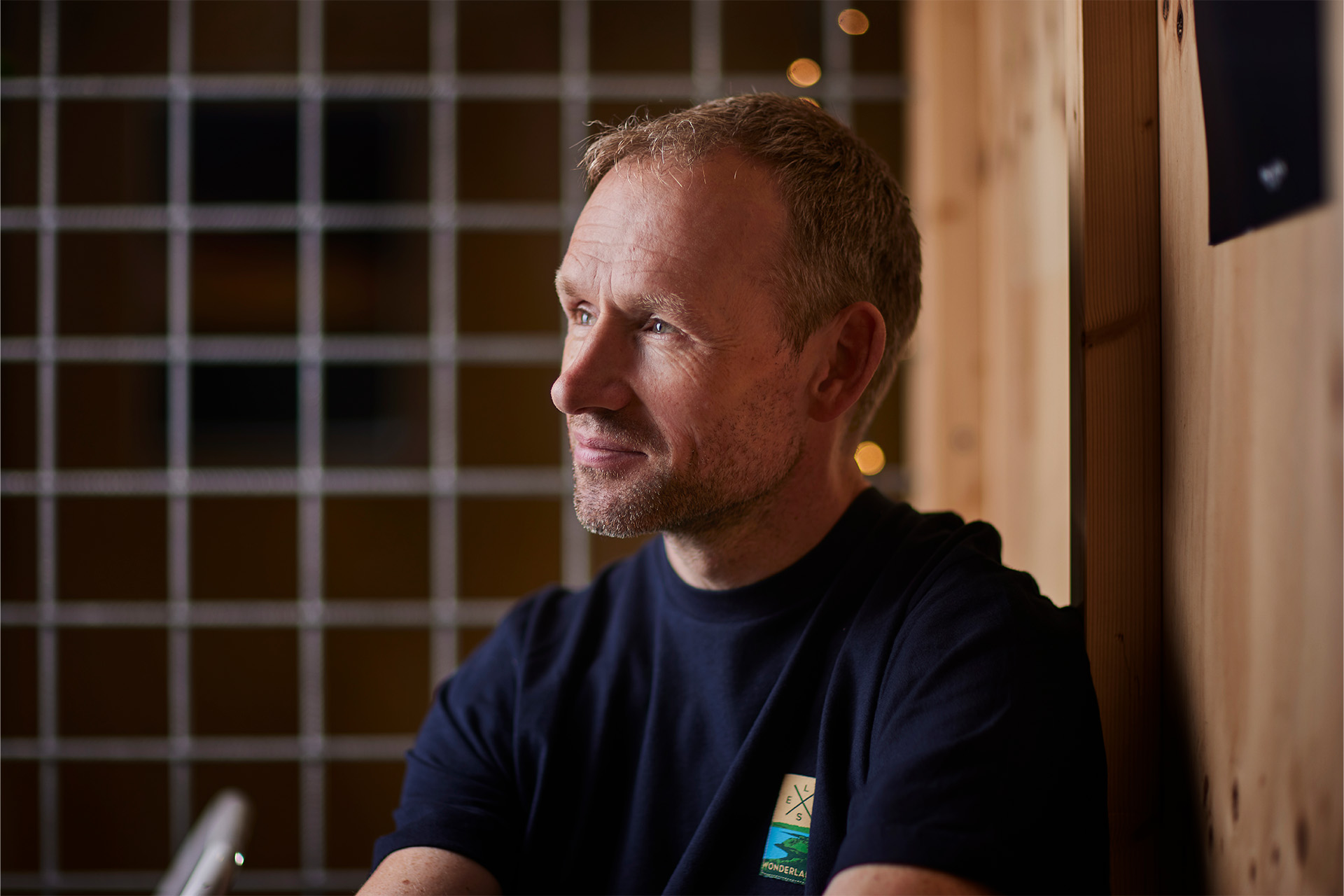 Portrætbillede af Lars Riis, der kigger væk