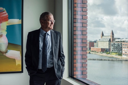 Nationalbankdirektør Lars Rohde står på sit kontor og ser ud over København