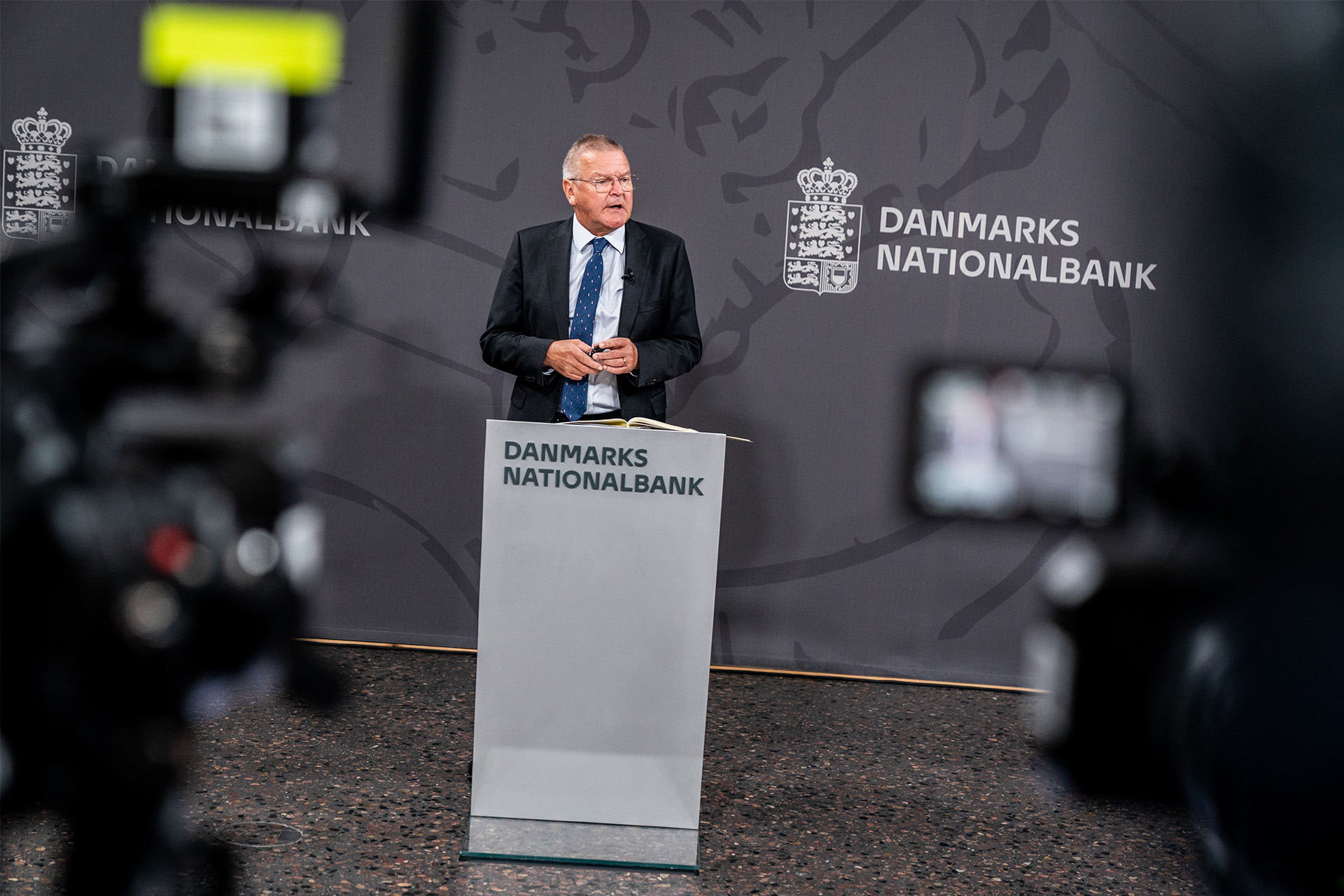 Lars Rohde snakker på et pressemøde om Danmarks økonomiske fremtid