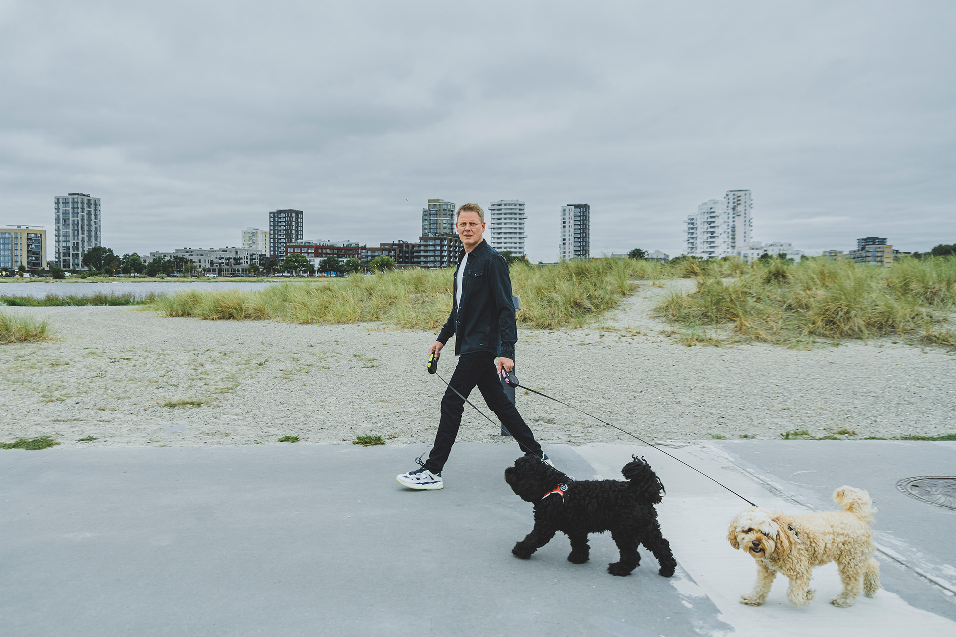 Lars Sander Matjeka går tur med sine hunde på Amager Strandpark